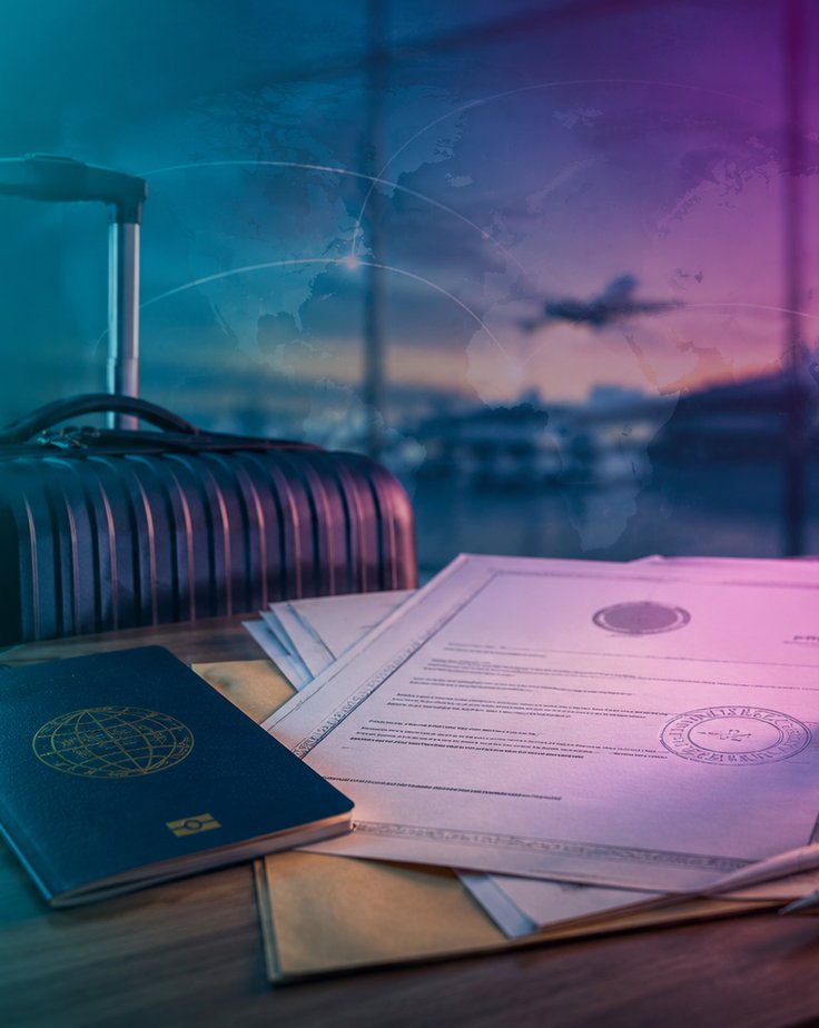 Passaporte e documentos com carimbo oficial sobre uma mesa